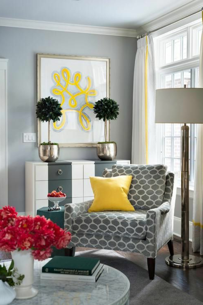 salon gris jaune, fauteuil à pattern géométrique, bouquet rouge, coussin jaune, buffet avec tiroirs 