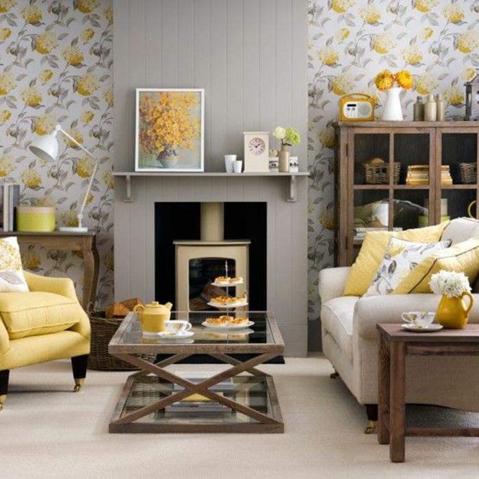 salon gris jaune, poêle rustique et cheminée décorative, sofa gris, étagère 