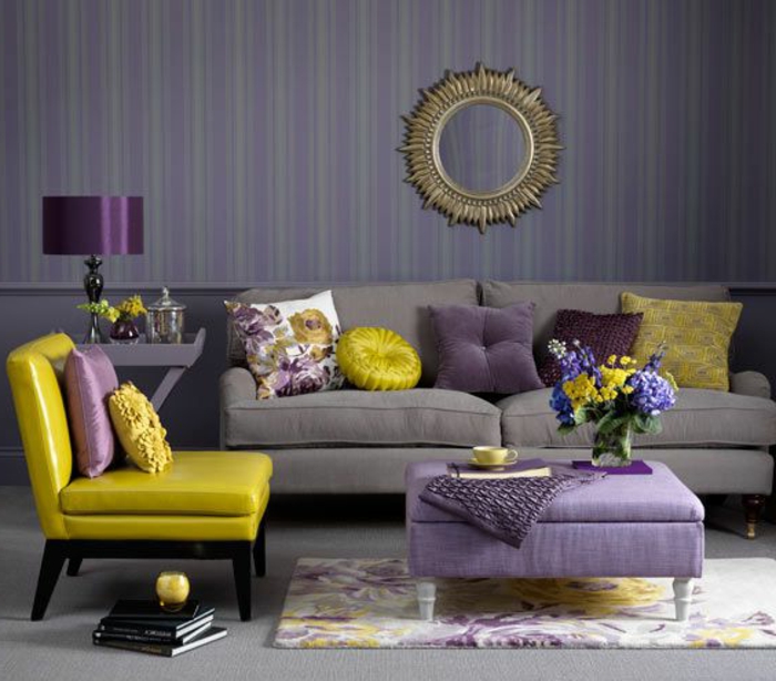 salon gris jaune, miroir décoratif, chaise jaune, sofa gris, tapis lilas blanc et jaune 