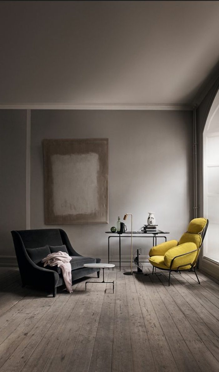 salon gris jaune, intérieur gris, sofa noir, fauteuil jaune, bureau de travail 