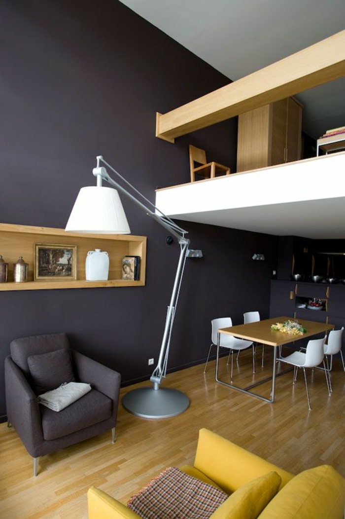 salon gris jaune, étagère murale intégrée, table à manger, mezzanine, grand lampadaire