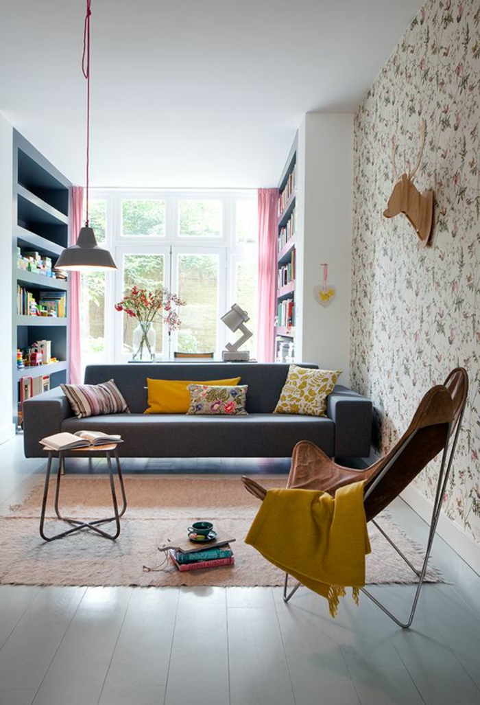 salon jaune et gris, bibliothèque intégrée, sofa moderne, lampe suspendue grise 