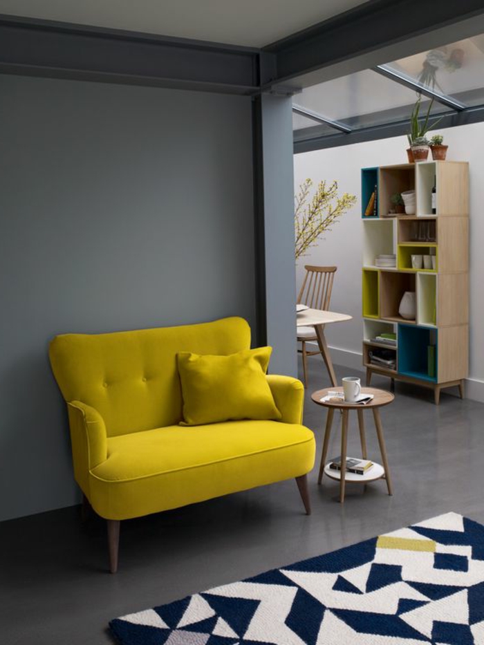 salon jaune et gris, étagère autoportante, intérieur tout gris, sofa jaune 