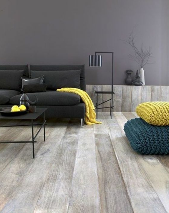 salon minimaliste, poufs tricotés, sofa noir, table basse noire, mur gris sombre