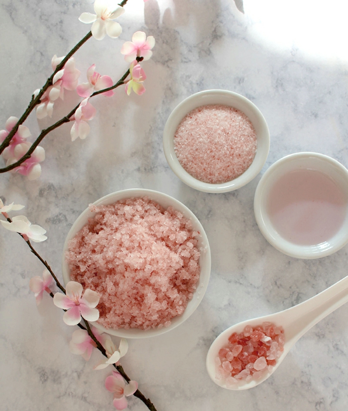 gommage pour corps au sel rose, noix de coco et huile essentielle de rose, recette de gommage maison tonifiante