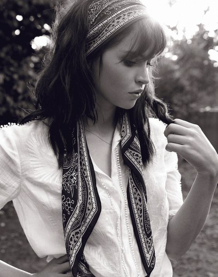  coiffure romantique foulard femme brune cheveux mi long photo noir et blanc
