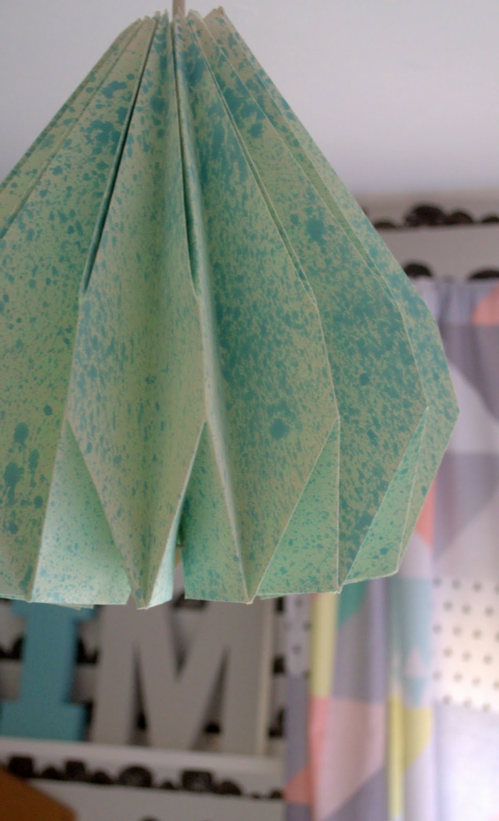 luminaire origami, abat-jour en papier en vert et bleu, décoration diy pour la chambre d'enfant