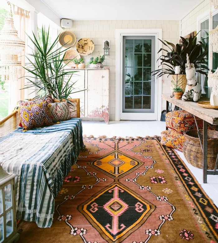 chambre hippie, tapis ethnique, plantes vertes, plafond blanc, grande fenêtre, panier en paille