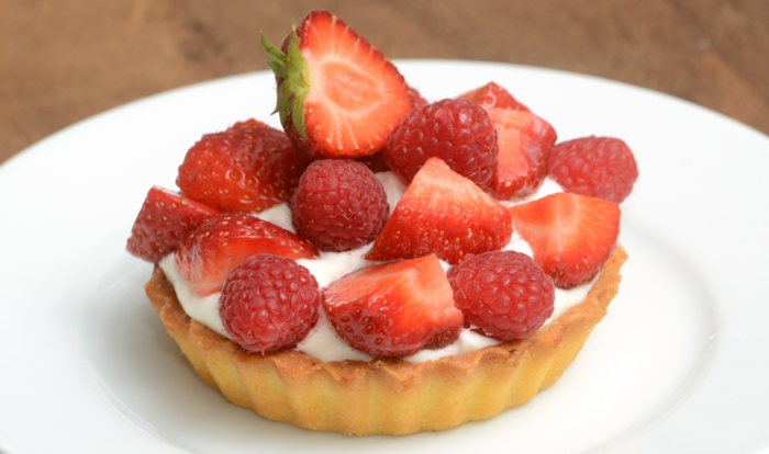 tartalette aux fraises fraîches et crème, idée de dessert de paques pour bien achever son menu de paques