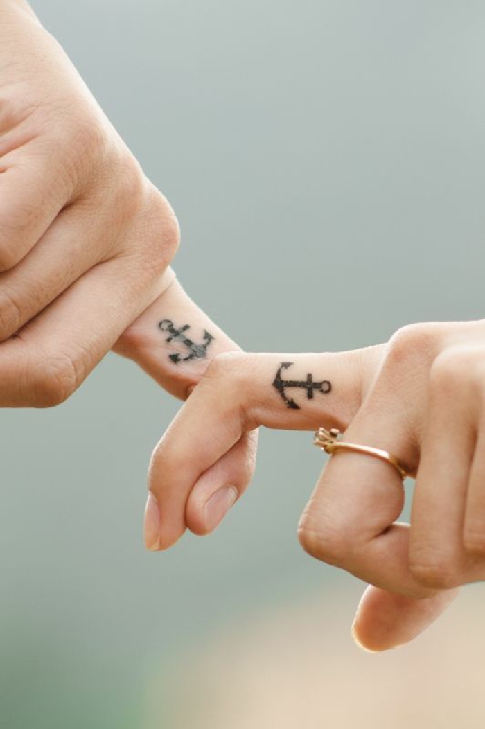 un tatouage sur le doigt d'une valeur symbolique, tatouage à motif ancre