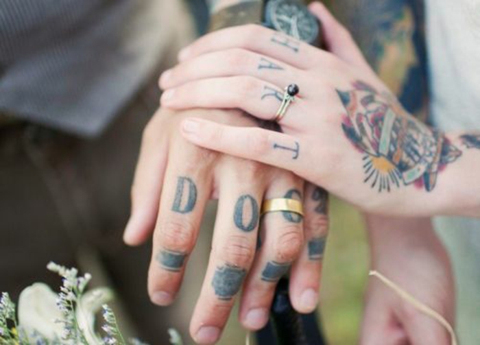  des tatouages à se faire en couple, un tatouage sur les doigts en forme de lettres