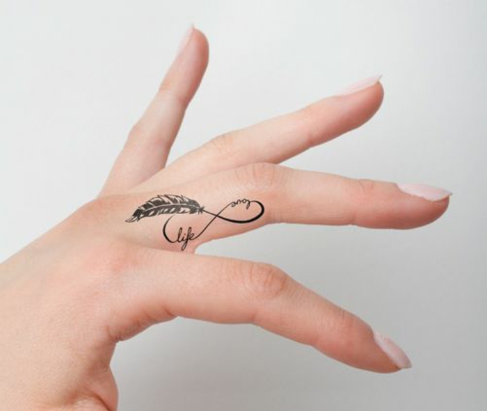 le symbole de l’éternité tatoué sur le doigt, tatouage doigt femme d'une grande subtilité