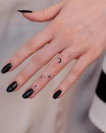 tatouage doigt vernis noirs manucure symboles nocturnes etoiles