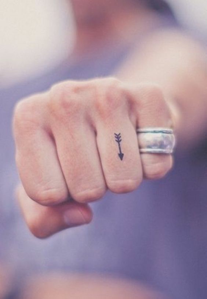 jolie petite flèche tatouée sur le doigt, tatouage sur le doigt discret et subtil