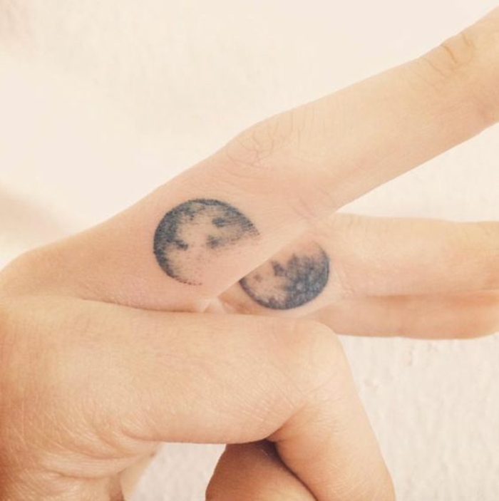 un tatouage main discret et subtil, tatouage à lune effet estompé