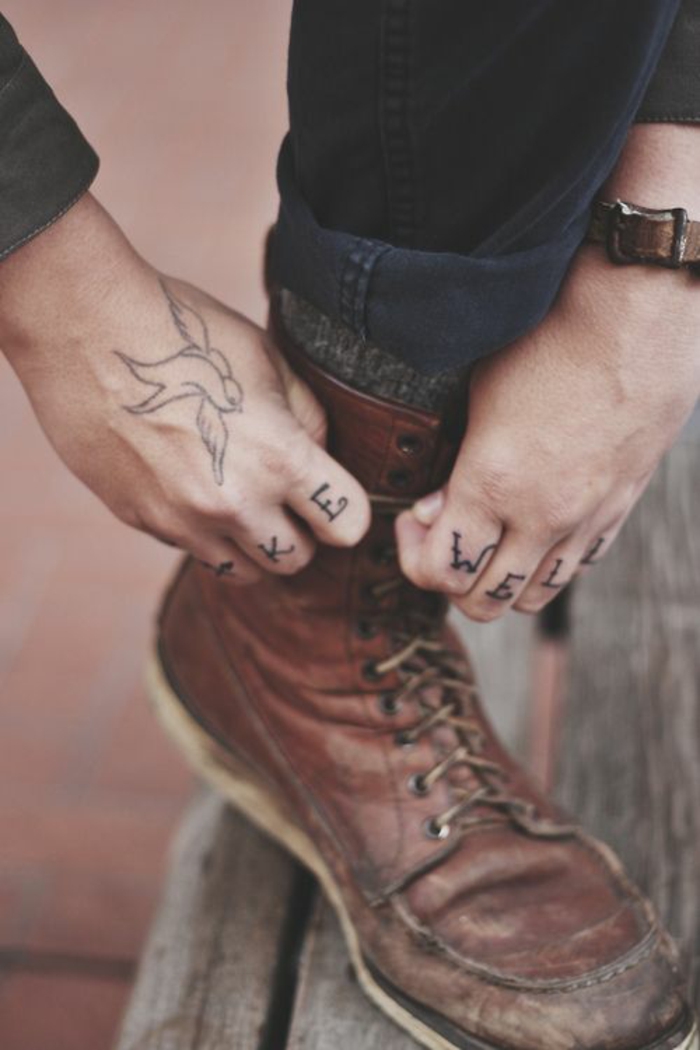 un tatouage sur les doigts pour hommes, un tatouage lettres