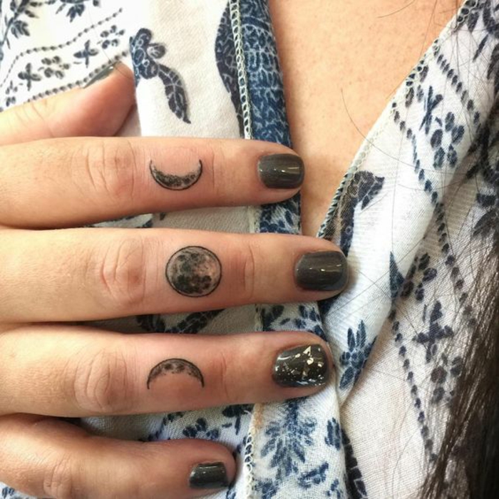 tatouage sur les doigts représentant les phases de la lune, un inspirant tatouage minimaliste 