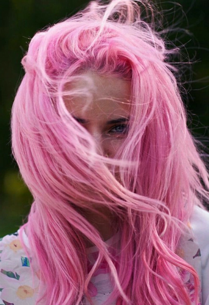 couleur flashy, cheveux longs, blouse à motifs floraux, pastel pour cheveux, fille cheveux rose