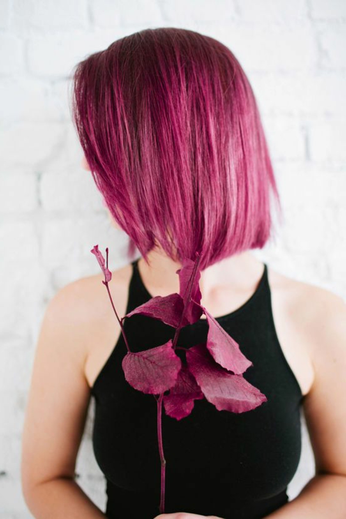 cheveux rose foncé, coupe carrée pour cheveux raides, débardeur noir, teinture rose