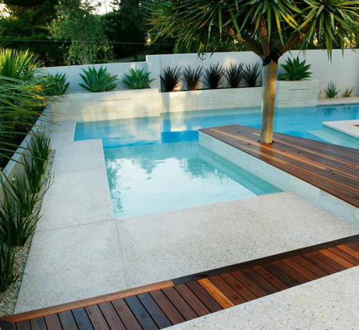 piscine géométrique au design contemporain, contour piscine en béton et lames en bois