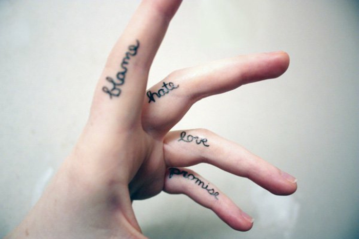 des tatouages mots à jolie typographie, tatouage sur les doigts