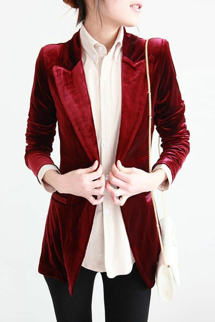tenue chic casual veste taille fine couleur vin avec chemise en dessous et sac blanc
