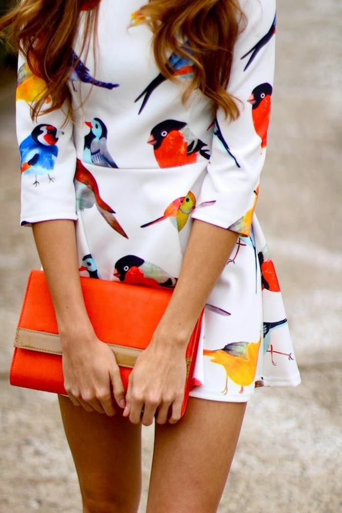 tenue chic détail choc avec sac pochette orange robette aux motifs oiseaux tropicaux