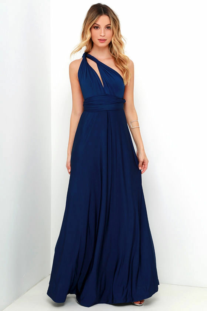 tenue-chic-pour-mariage-en-bleu-nuit-avec-une-épaule tenue chic robe longue en bleu marine une épaule pour mariages et grandes occasions