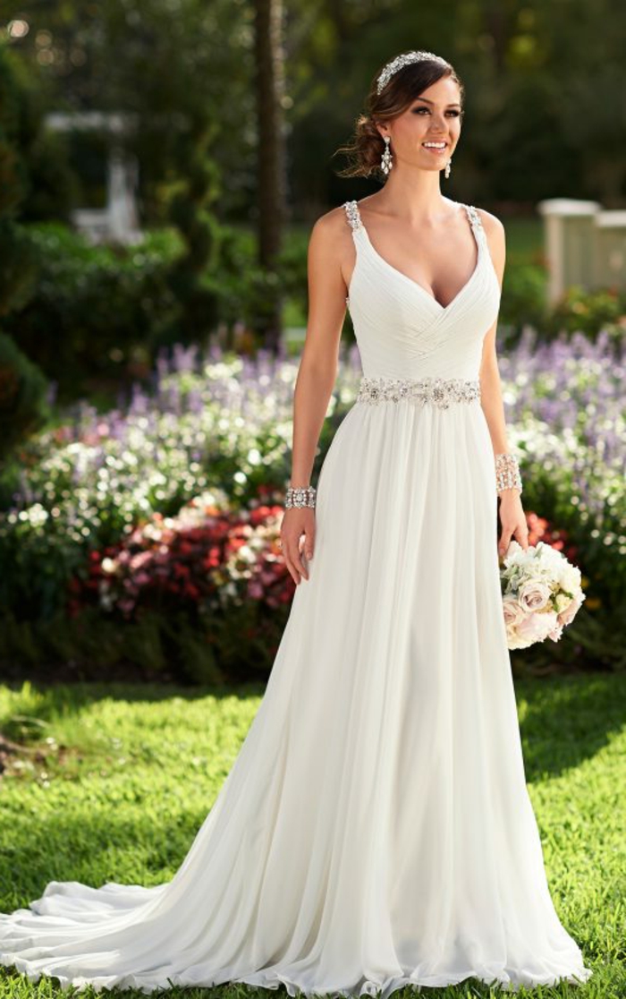 robe de mariée grecque, décolleté en V, bretelles en dentelle, couronne en diamants