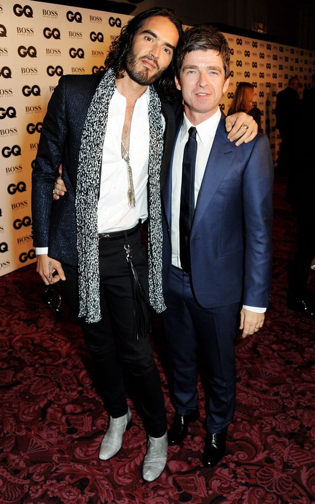 Noel Gallagher et Russell Brand style costume de soirée