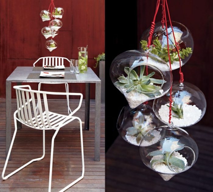 terrarium suspendu, chaise blanche, table de jardin, plante en bocal fermé