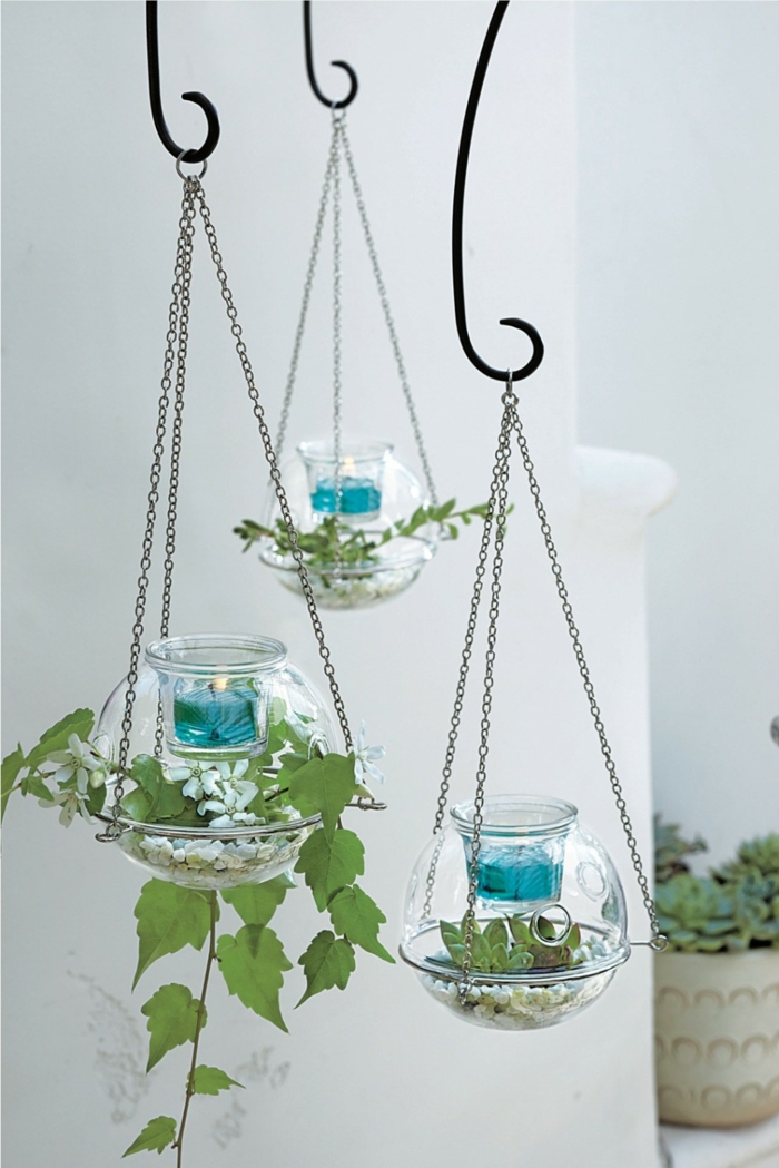 boule en verre à suspendre, plante bocal, bougies bleues, terrarium suspendu