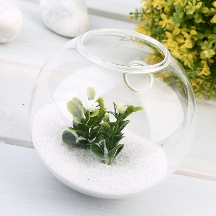  jardin miniature, sable blanc, boule en verre à suspendre, table en palettes de bois