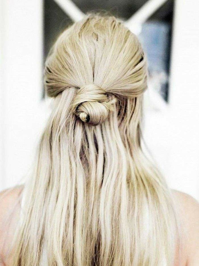 Voir comment faire une coiffure chignon bohème tuto cheveux longs femme blonde