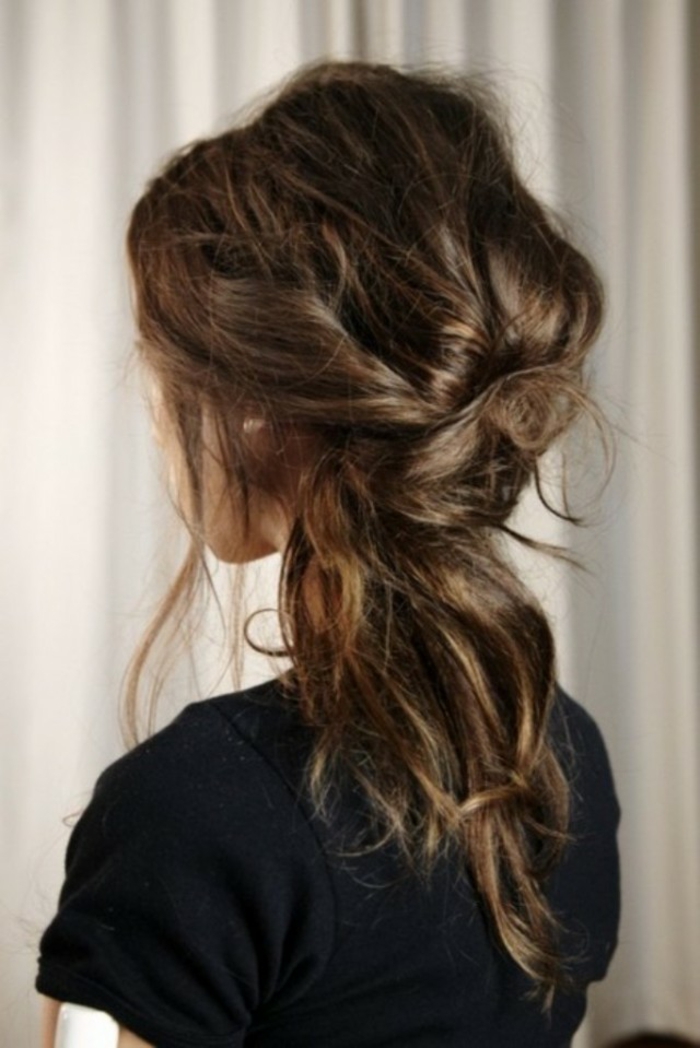 Nostalgique coiffure bohème chic cheveux mi long tendance 