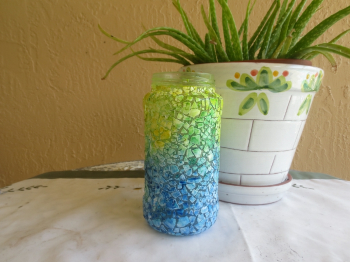 vase effet ombré morceaux de coquilles d oeufs en vert et bleu, idée projet bricolage activité manuelle printemps