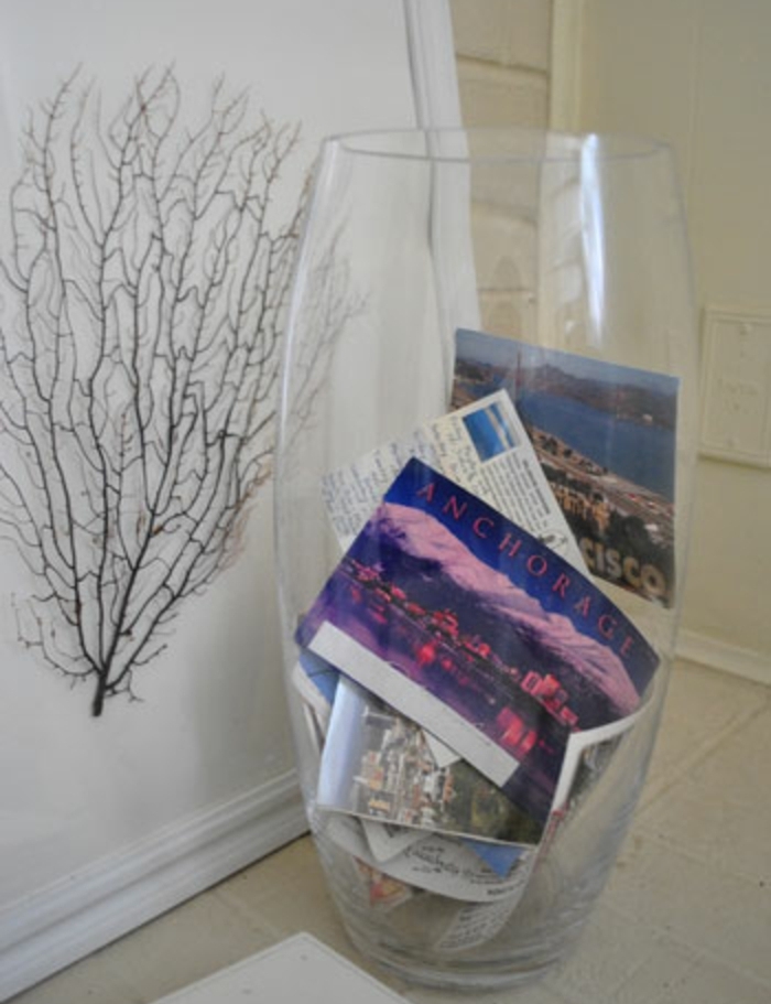vase en verre, remplie de cartes postales des pays visités, idée astuce deco fait maison, paysages, diy facile et rapide