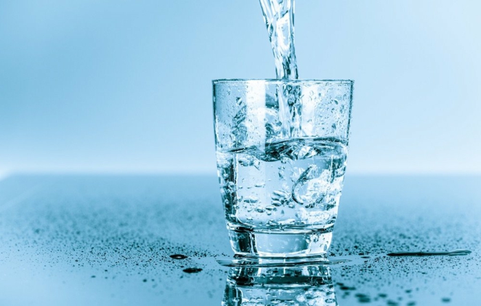 boire de l eau pour satiété, coupe faim naturel, comment predre du poids, hydratation du corps, stimulation énergie, activité du cerveau
