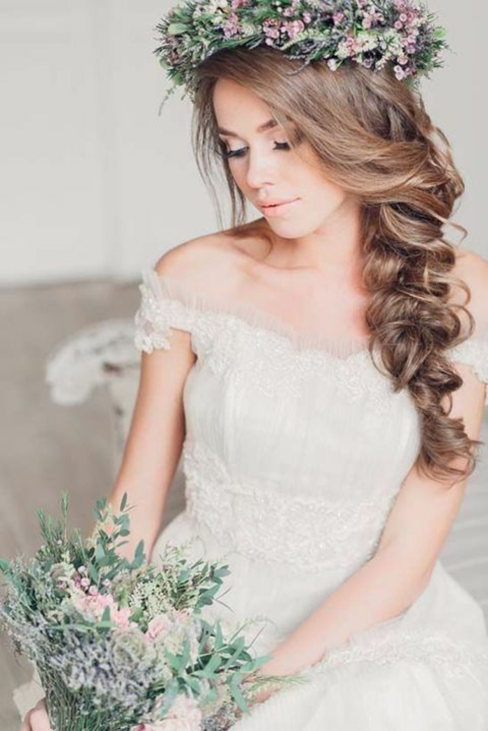 Idée coiffure cheveux long coiffure bohème chic mariage couronne de fleurs 