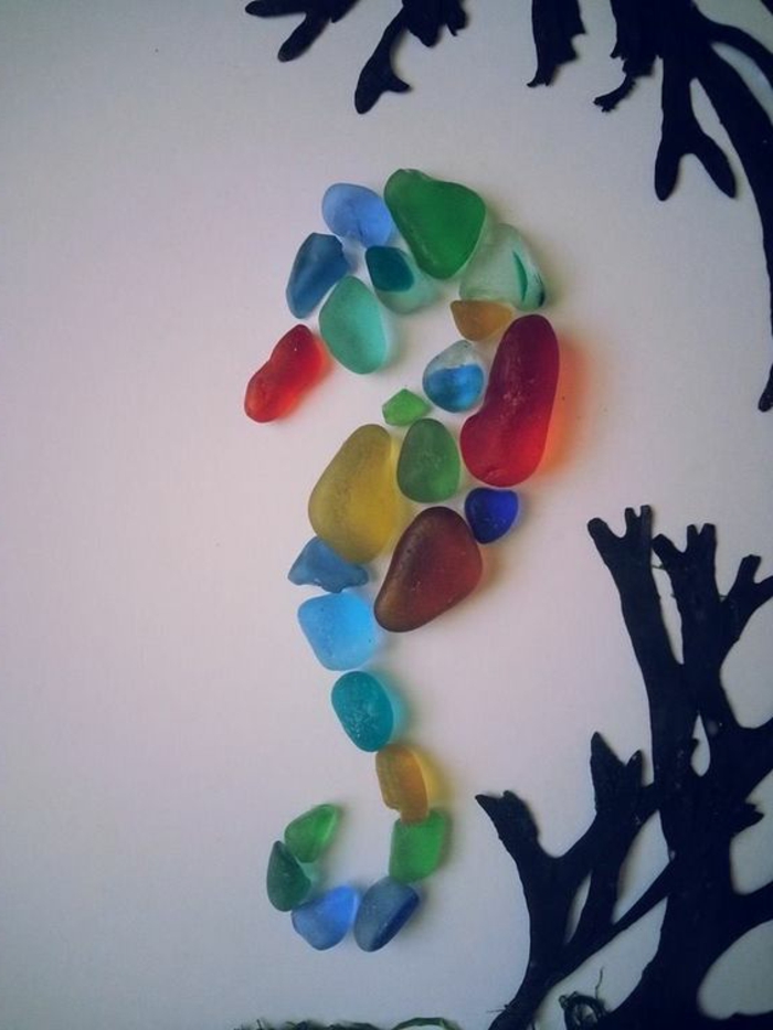 verre de mer, pierres de mer en verre multicolore formant un dragon de mer 