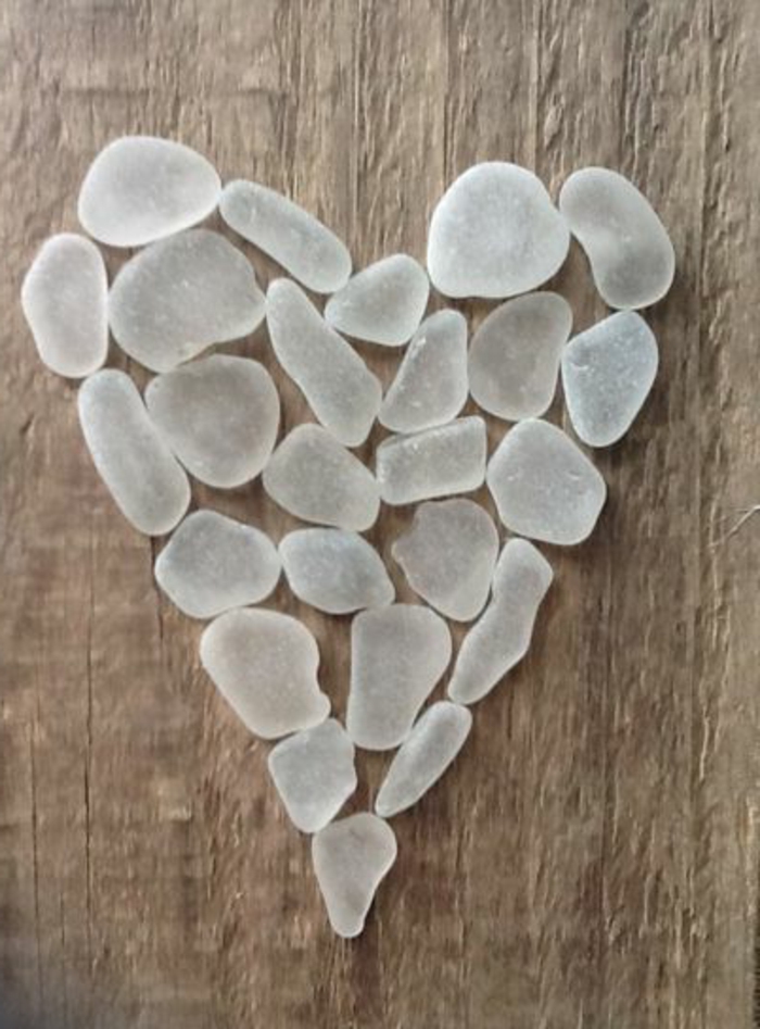 coeur blanc en verre poli, création de figures avec du verre brisé