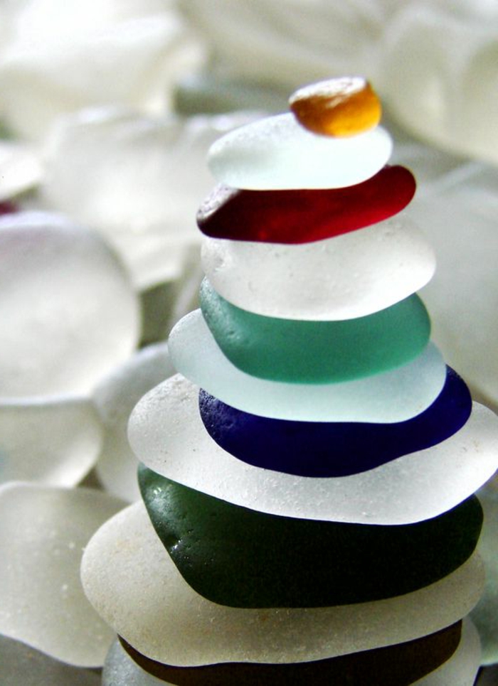 morceaux de verre poli empilés en couleurs différentes 