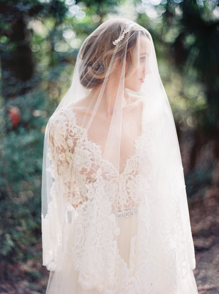 une robe de mariée dentelle pour une vision intemporelle et romantique, coiffure romantique avec voile et bandeau
