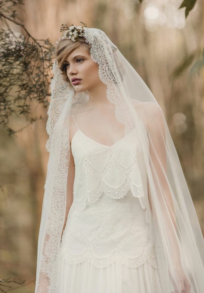 un look de mariée traditionnel et rétro, robe de mariée dentelle à volants, coupe fluide et longue