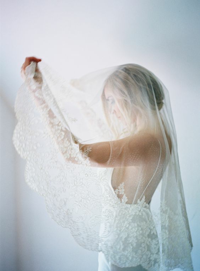 comment porter le voile nuptial en dentelle, une robe de mariée à fines bretelles