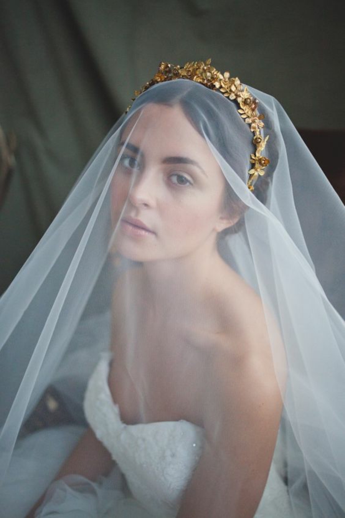 une robe de princesse combinée avec un long voile mariée et couronne dorée
