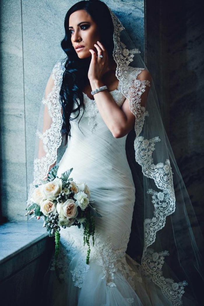 une robe de mariée sirène portée avec voile de mariée mantille sur cheveux détachés
