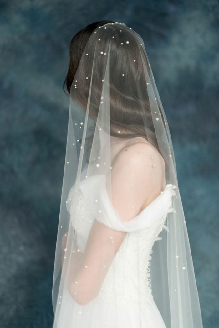 un voile mariée féerique orné de perles et coiffure de mariage cheveux détachés, robe à épaule tombante