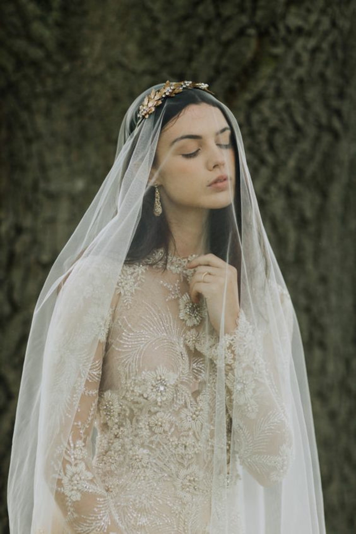 une robe élégante à manches longues dentelle combinée avec voile long et accessoire mariage pour cheveux en laiton