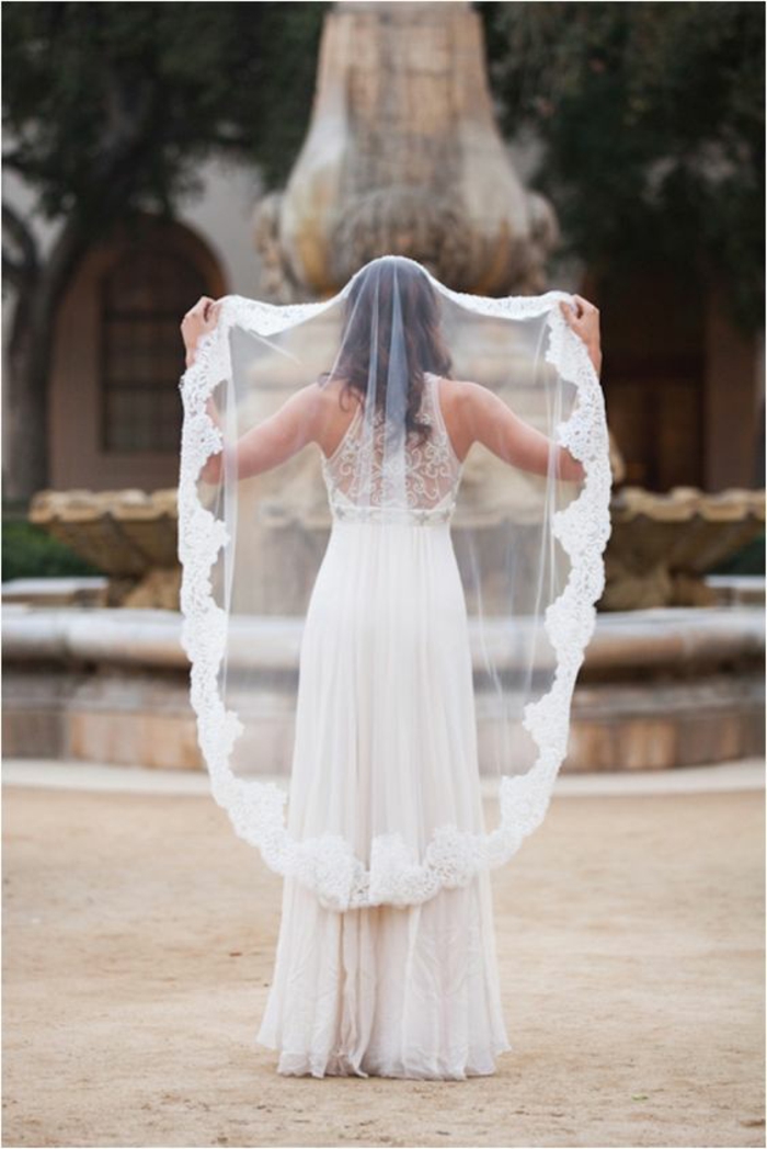élégant voile de mariée mantille à bordure dentelle et robe de mariée romantique très fluide et légère